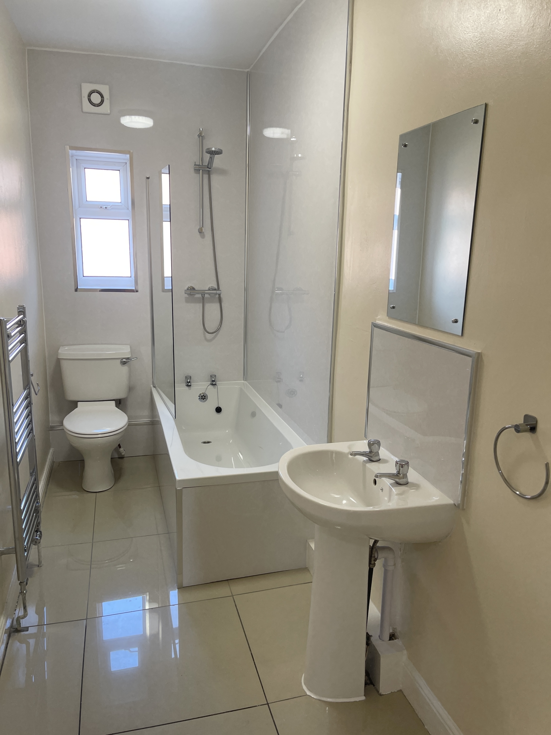 65 Newland St West Lincoln student house accommodation - bathroom
