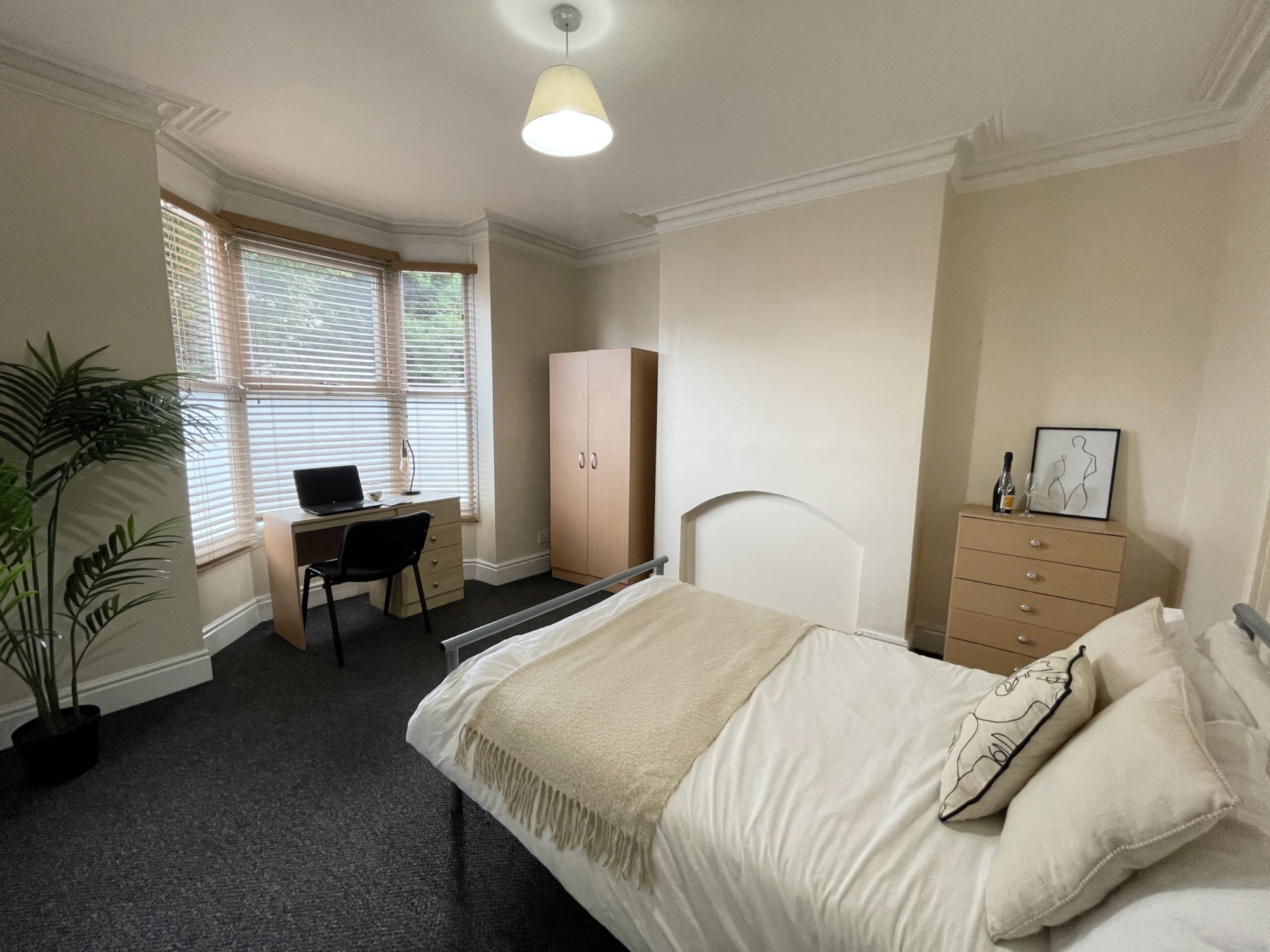 142 West Parade Lincoln student house accommodation - bedroom