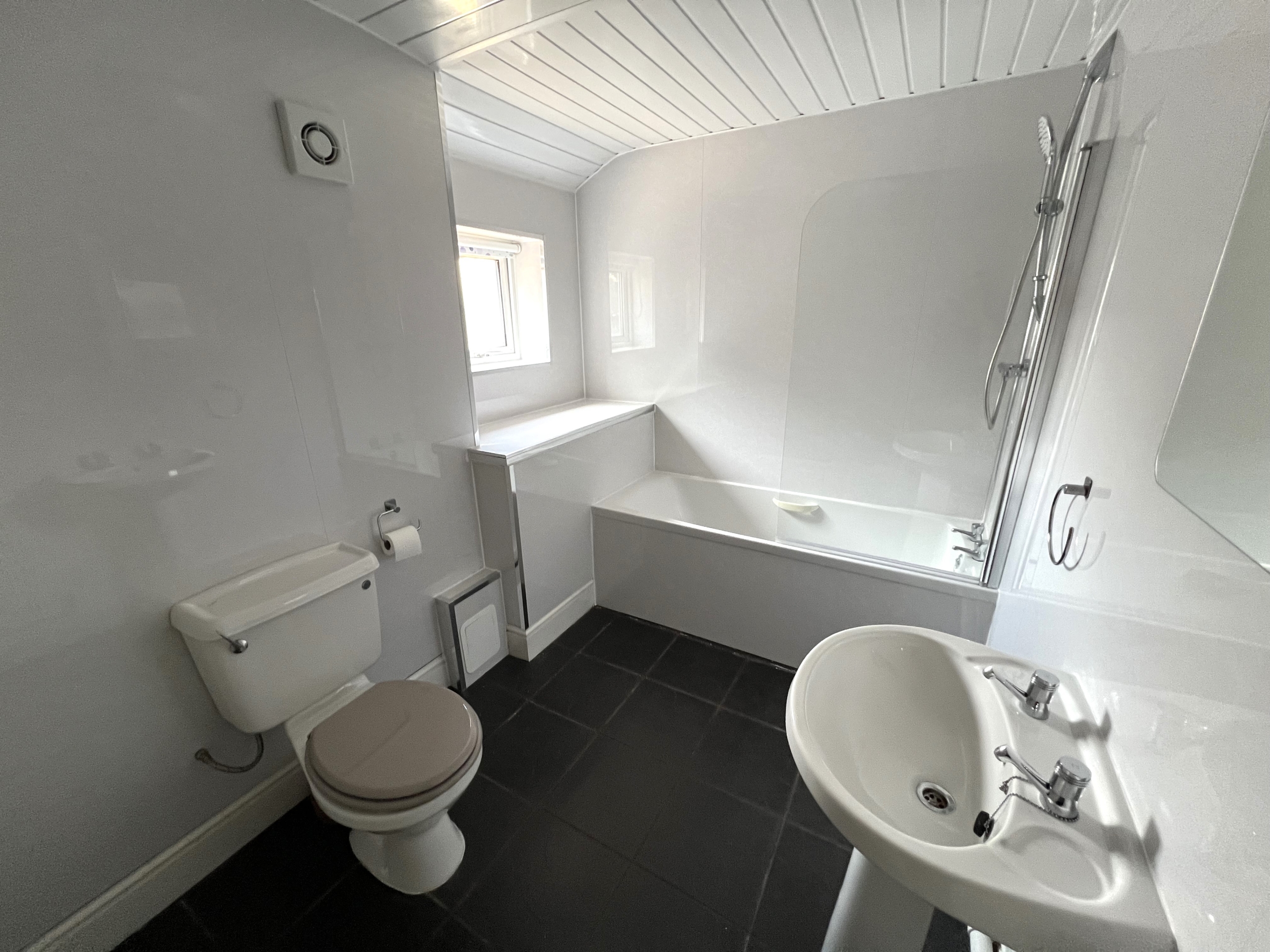 83 Carholme Rd Lincoln student accommodation house - bathroom