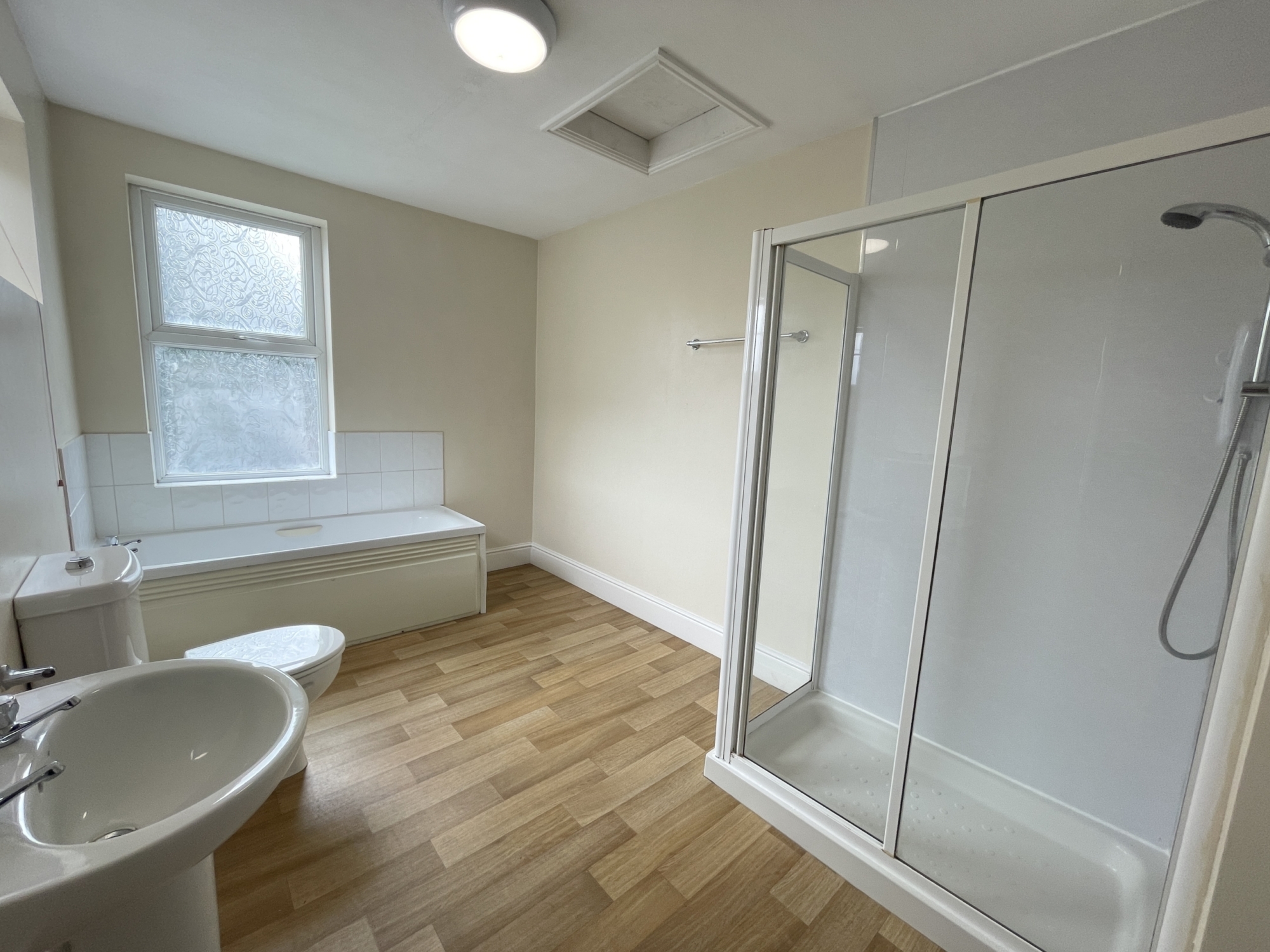 142 West Parade Lincoln student house accommodation - bathroom
