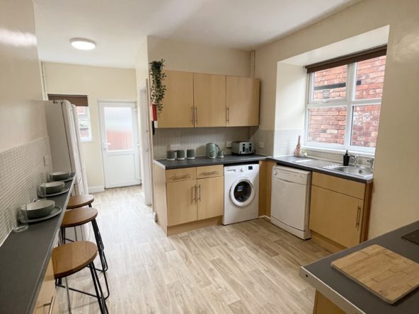32 Whitehall Grove 6 bed student house accommodation Lincoln with parking