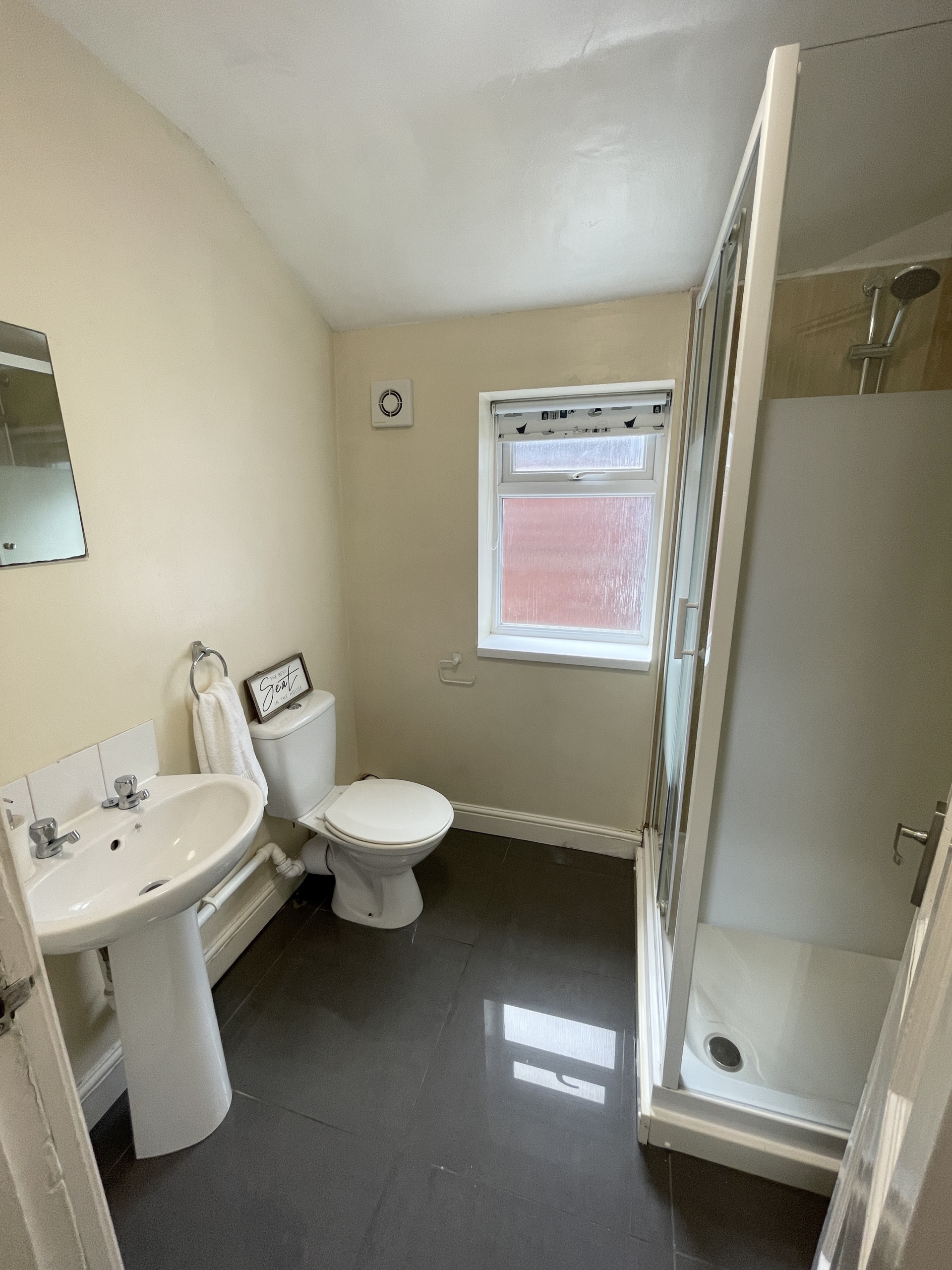 2 Westbourne Grove Lincoln student house accommodation - bathroom