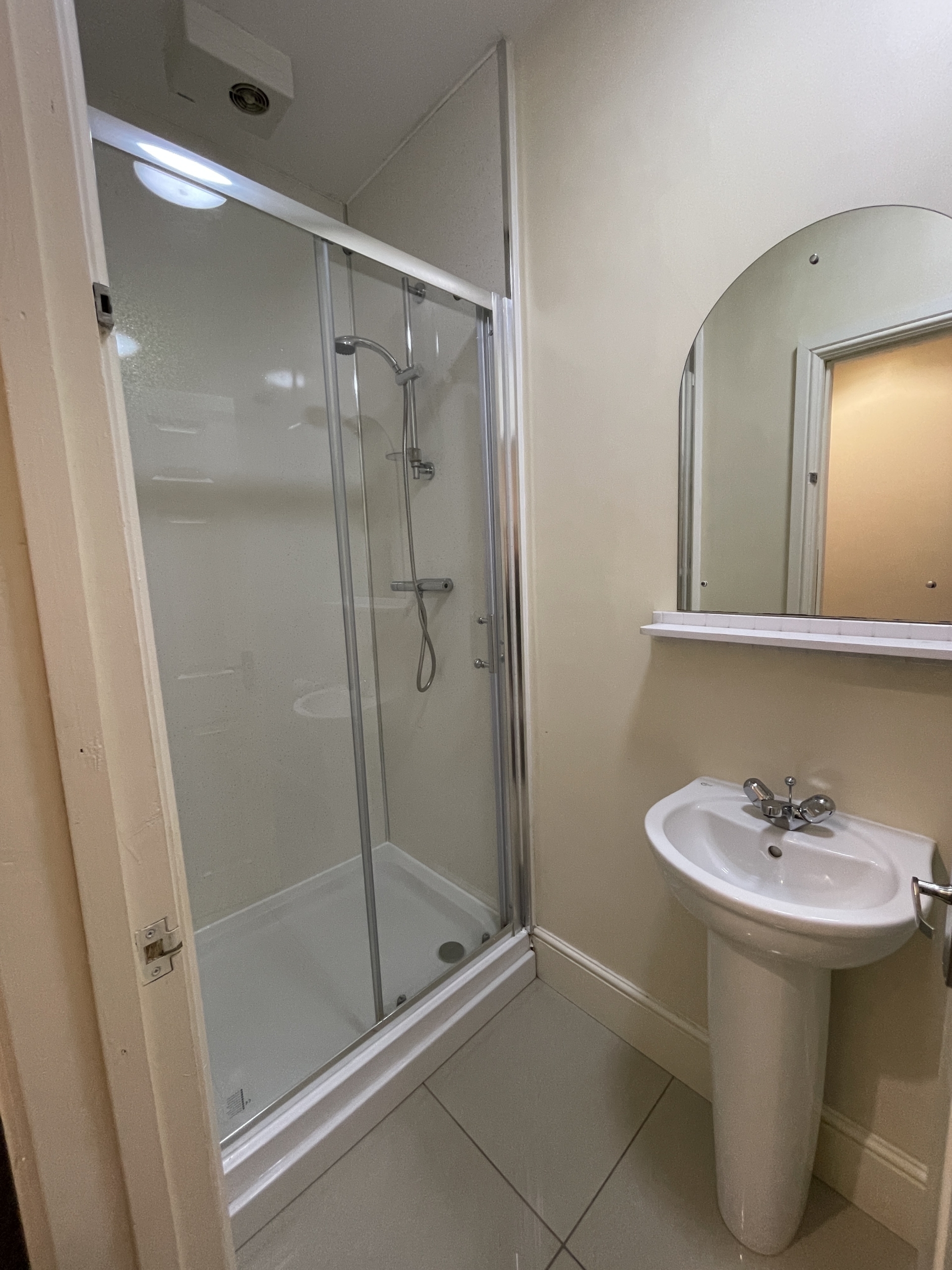 36b Portland St Lincoln student house accommodation - bathroom