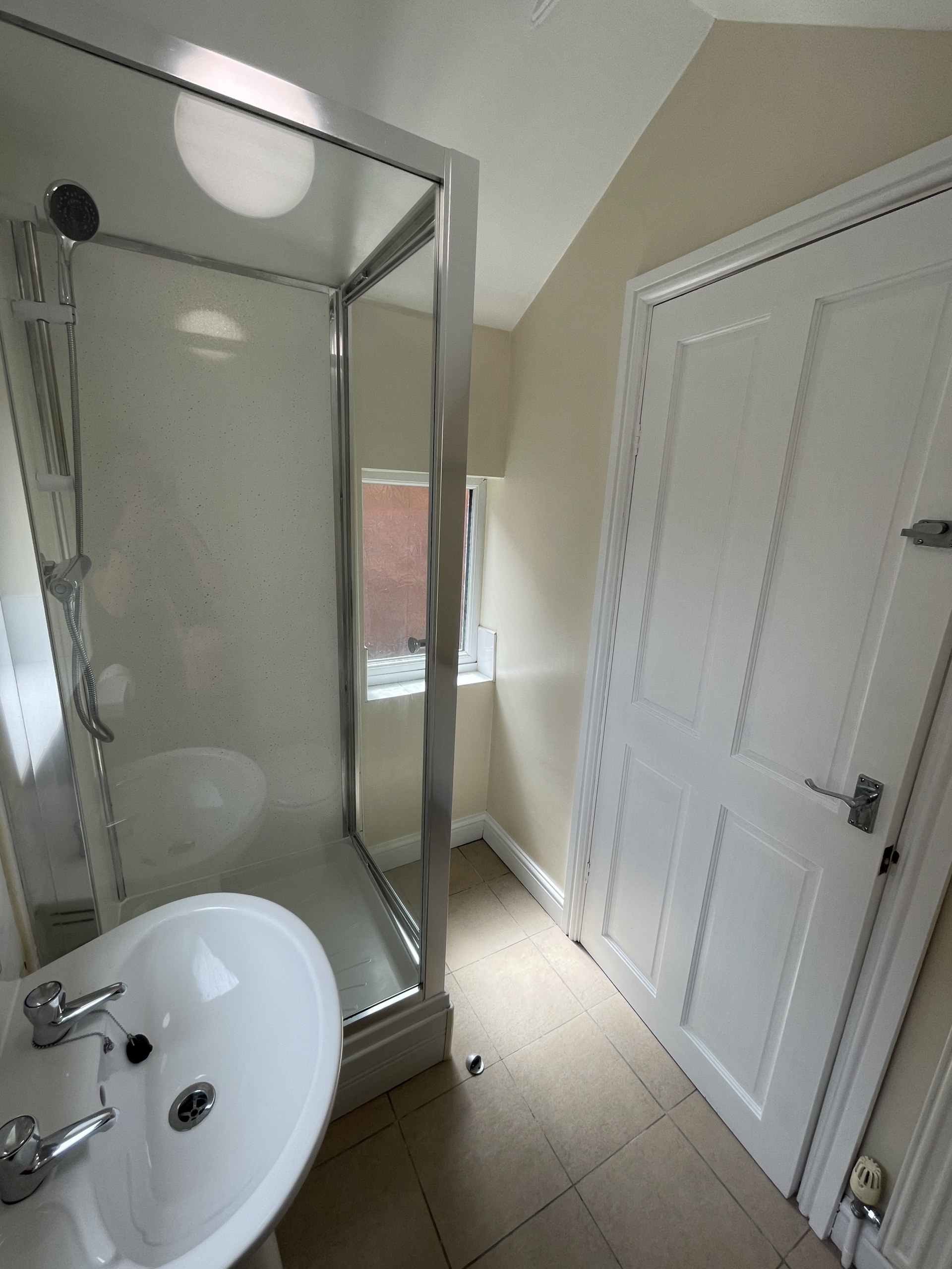 32a Whitehall Grove Lincoln student studio accommodation - bathroom