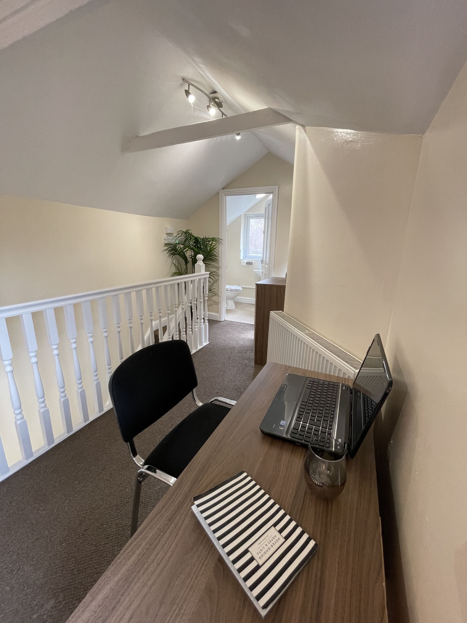 32a Whitehall Grove student accommodation Lincoln studio - desk